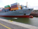 Containerschiff in der Schleuse